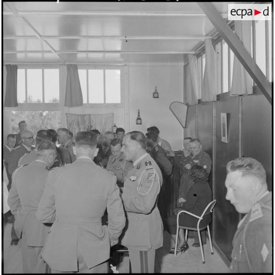 Dégustation du méchoui au mess du 1/22e régiment de tirailleurs algériens (RTA).