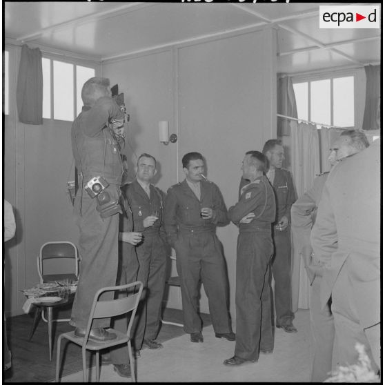 Dégustation du méchoui au mess du 1/22e régiment de tirailleurs algériens (RTA).