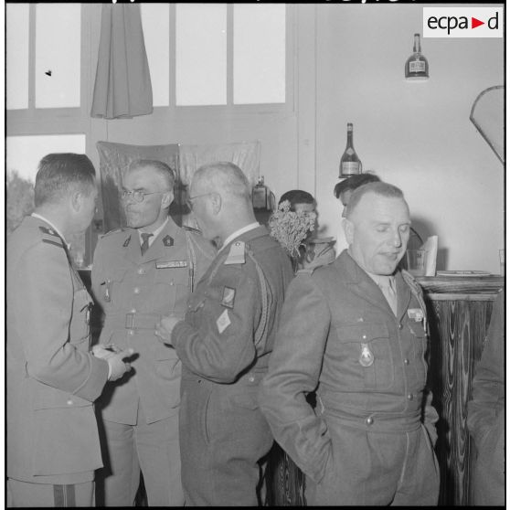 Dégustation du méchoui au mess du 1/22e régiment de tirailleurs algériens (RTA).