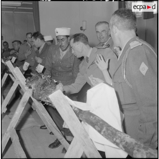 Dégustation du méchoui au mess du 1/22e régiment de tirailleurs algériens (RTA).
