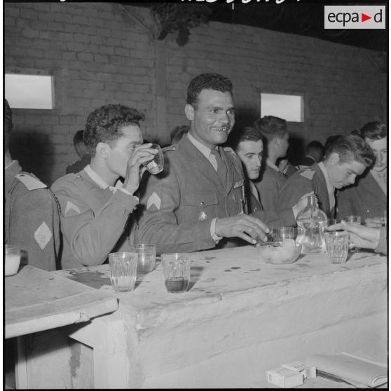 Réception au foyer du 1/22ème régiment de tirailleurs algériens (RTA).