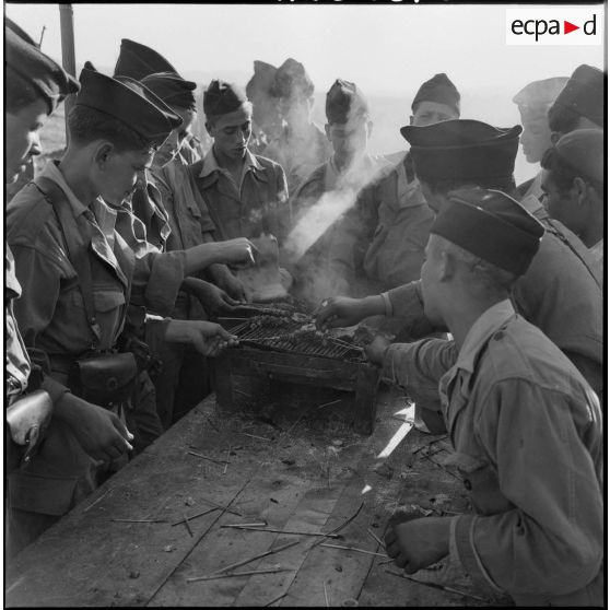 Harkis autour du méchoui.