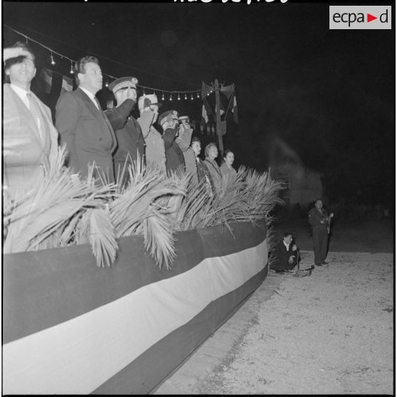 Les autorités regardant le défilé depuis la tribune.