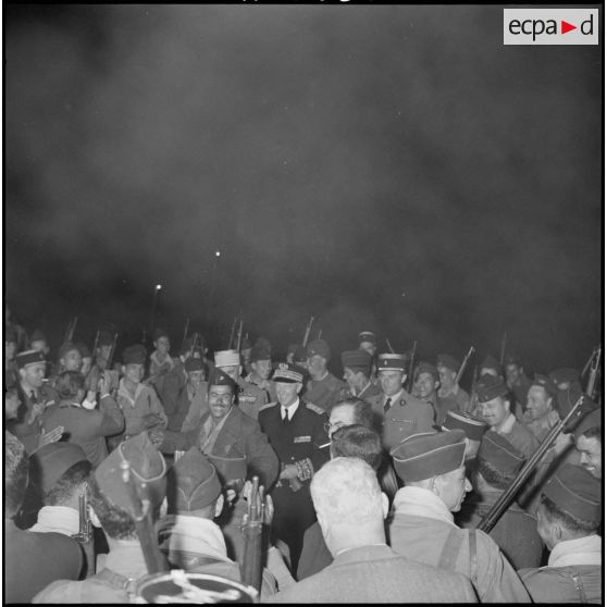 Monsieur Chapel et le colonel Chaigneau au milieu des harkis.