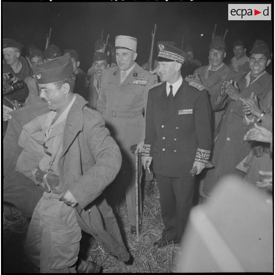 Monsieur Chapel et le colonel Moissumet au milieu des harkis.