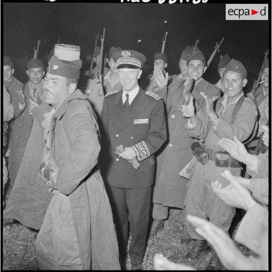 Monsieur Chapel et le colonel Moissumet au milieu des harkis.