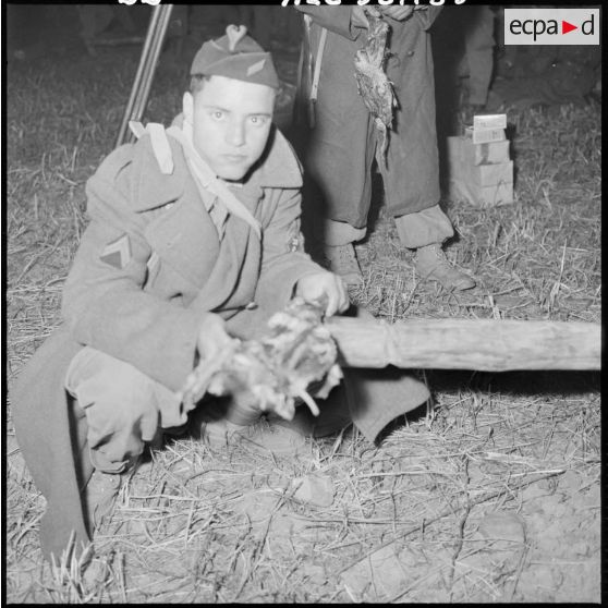 Harki mangeant un morceau du méchoui.