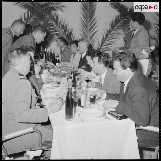Monsieur Chapel dînant avec les autorités.