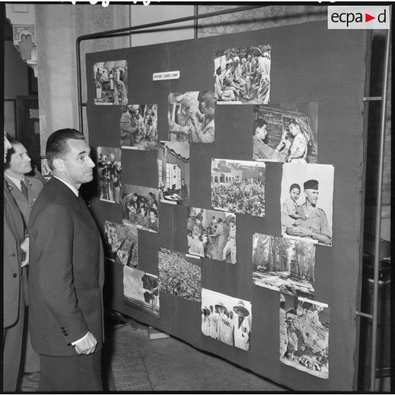 Monsieur le ministre visite le hall d'information du journal militaire "Le Bled