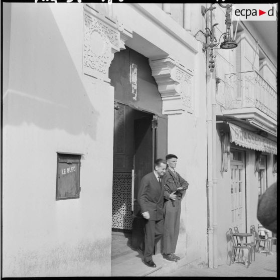 Jacques Chaban-Delmas sort du hall du journal militaire "Le Bled".