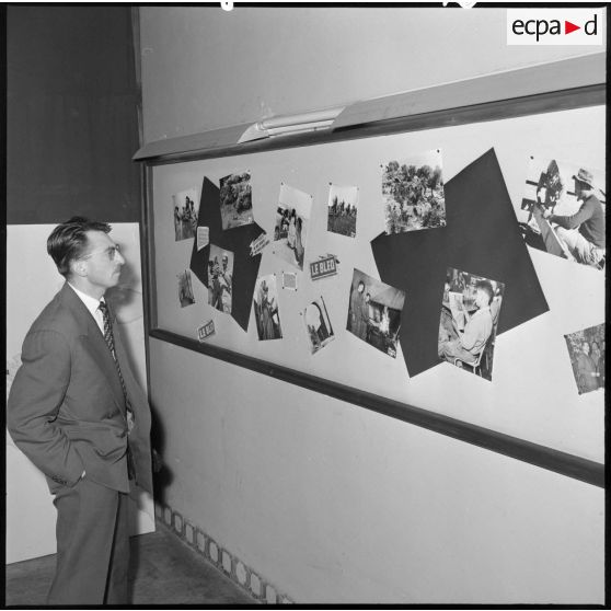 Exposition dans le hall d'information du journal militaire "Le Bled".