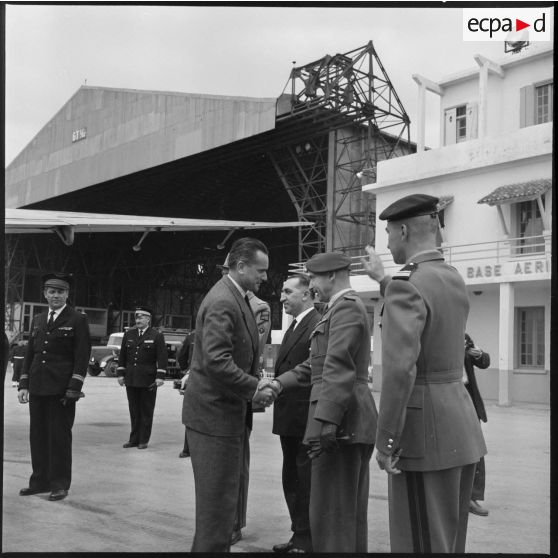 Jacques Chaban-Delmas est salué par le colonel Ducourneau.