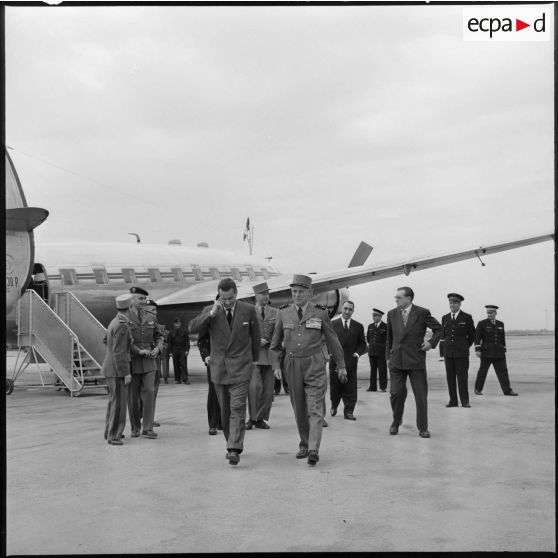 Jacques Chaban-Delmas s'entretient avec le général Raoul Salan sur l'aire d'atterrissage à Maison Blanche.