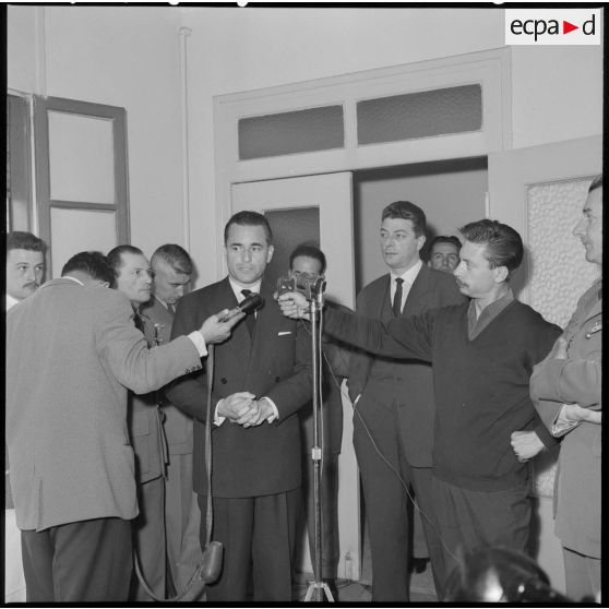 Conférence de presse de Jacques Chaban-Delmas à l'antenne de la défense nationale à Alger.