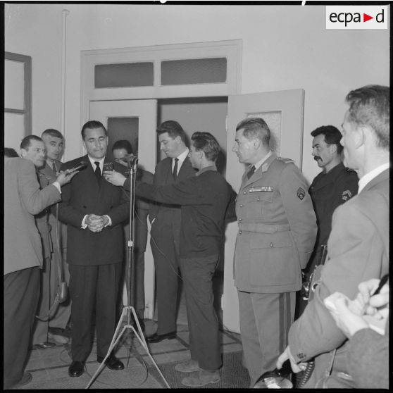 Conférence de presse de Jacques Chaban-Delmas à l'antenne de la défense nationale à Alger.