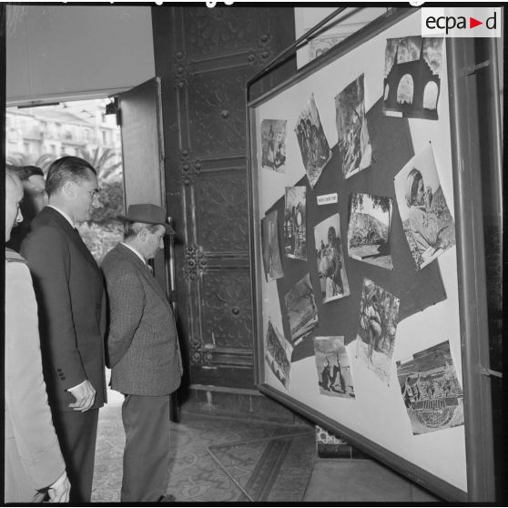 Monsieur le ministre visite le hall d'information du journal militaire "Le Bled