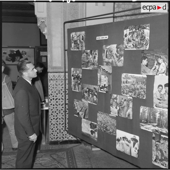 Monsieur le ministre visite le hall d'information du journal militaire "Le Bled