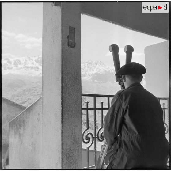 Poste du commandement (PC) du poste de Tikichourt où une sentinelle du 7ème bataillon de chasseurs alpins (BCA) surveille le massif du Djurjura.