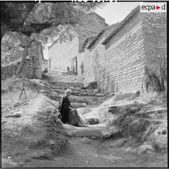 Un homme âgé dans la rue du village de Zaknoun.