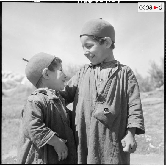 Portrait de deux garçons.