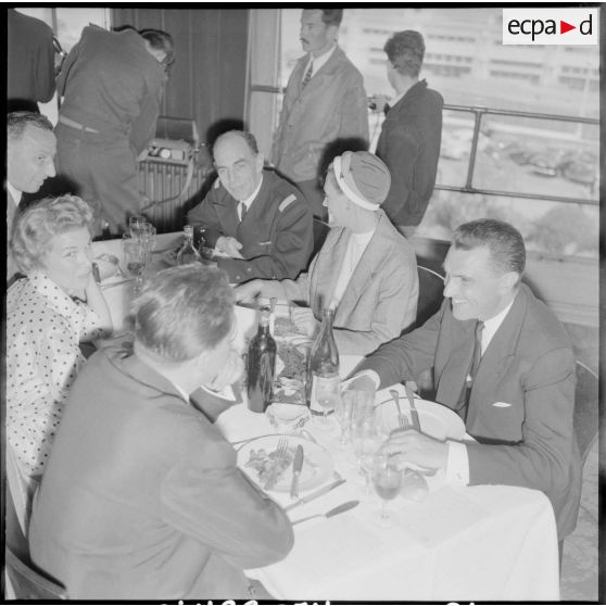 L'amiral Philippe Auboyneau et madame Aletti parlent en déjeunant.