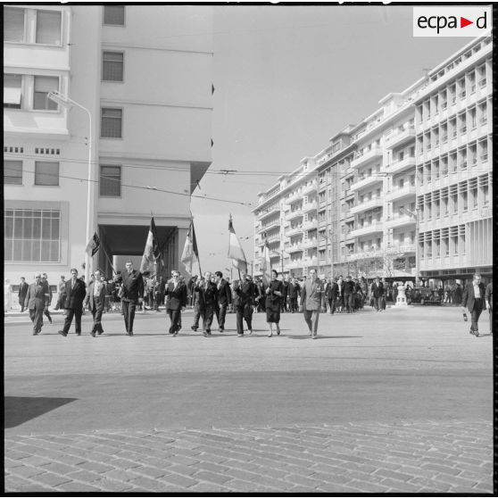 Les anciens combattants en tête du cortège de la manifestation.