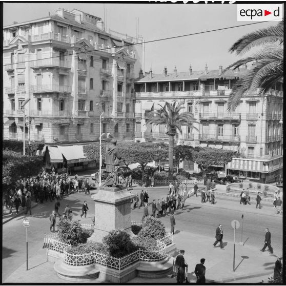 Les manifestants défilent sur la place Bugeaud, devant la statue du maréchal Bugeaud.