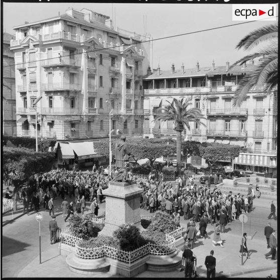 Les manifestants défilent sur la place Bugeaud, devant la statue du maréchal Bugeaud.