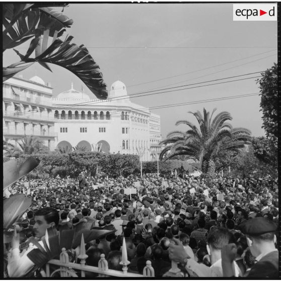 La foule des manifestants devant la grande poste d'Alger.