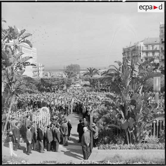La foule des manifestants au monument aux morts.