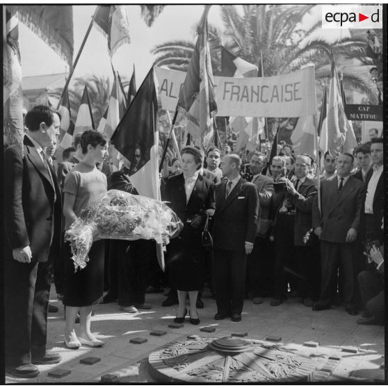 Dépôt d'une gerbe de fleur au monument aux morts.