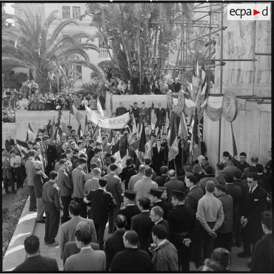 Les manifestants devant le monument aux morts.