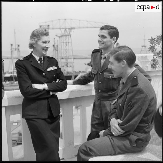 La comtesse Ladislas du Luart s'entretient avec deux autorités militaires.