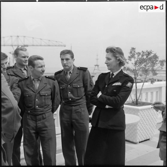 La comtesse Ladislas du Luart s'entretient avec des autorités militaires.