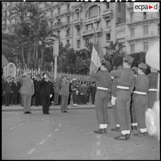 Le général Nogues, Serge Baret et le commandant Roy, saluent le drapeau du 9ème zouave.