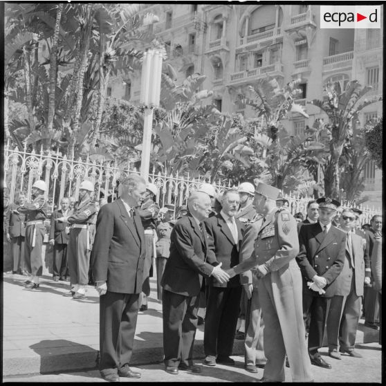 Le général Raoul Salan serre la main à un ancien de la Légion.