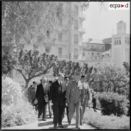 Le général Raoul Salan se dirige vers le monument aux morts.