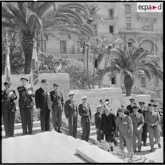 Le général Raoul Salan se dirige vers le monument aux morts.