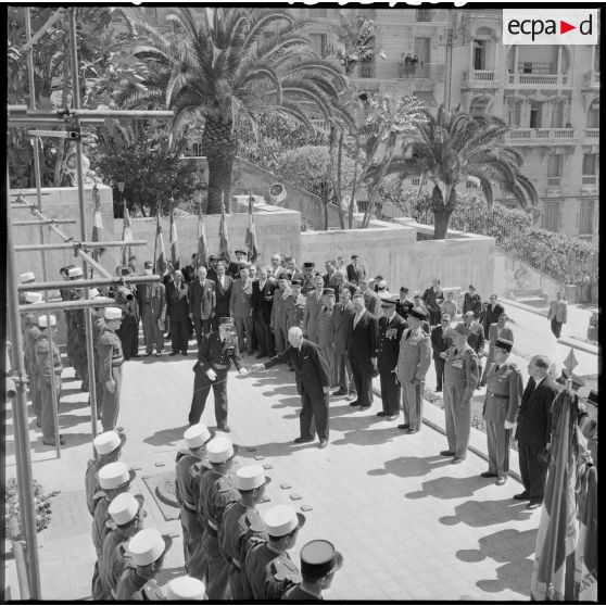Les autorités civiles et militaires pendant la minute de silence.
