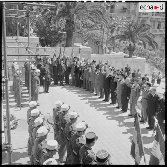 Les autorités civiles et militaires pendant la minute de silence.