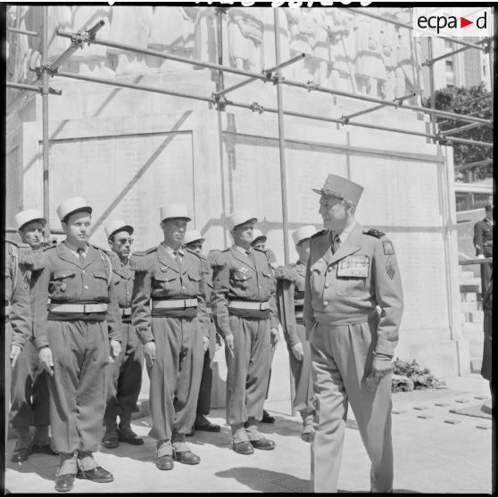 Le général Raoul Salan devant la garde d'honneur de la légion.