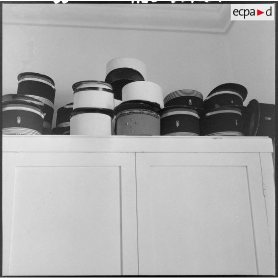 Les képis des légionnaires posés en haut d'une armoire.