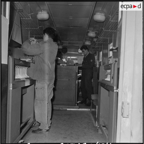 Intérieur d'une remorque de la mécanographie.