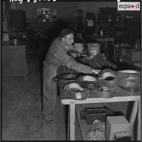 Atelier de l'électricité, un électricien à la vérification.