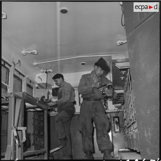 Intérieur d'un camion atelier de mécanique.