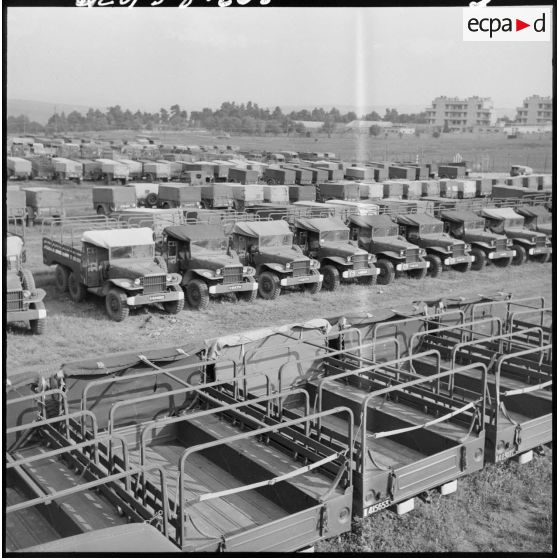 Dans le parc, l'alignement des véhicules.