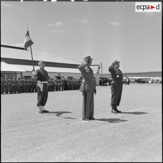 Passation de commandement : le général Paul Vanuxem et le général Robert Loth.