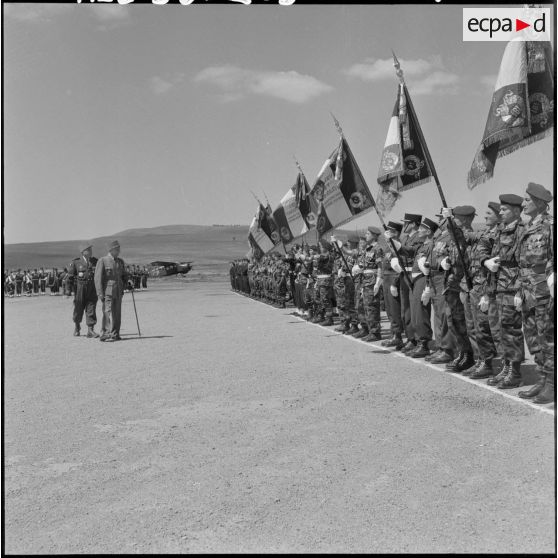 Passation de commandement : le général Paul Vanuxem et le général Robert Loth passent les troupes en revue.
