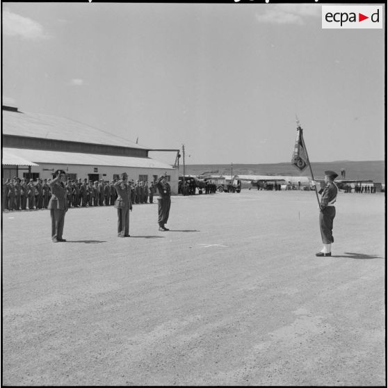 Passation de commandement : les généraux Jean Gilles, Paul Vanuxem et Robert Loth.
