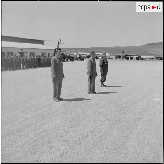 Passation de commandement : les généraux Paul Vanuxem, Jean Gilles et Robert Loth.